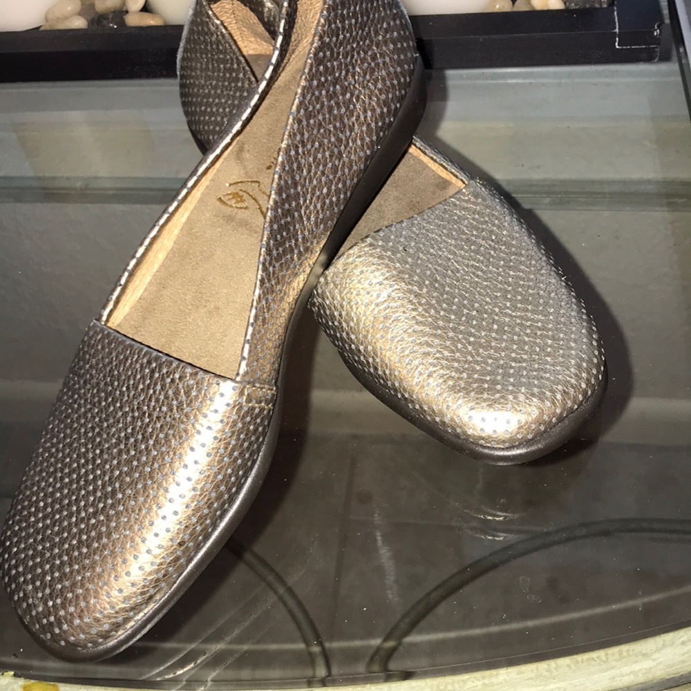 Aerosole Gold Leather Flats size 6.5